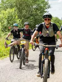 Groupe de cyclistes de VTT sur un chemin forestier, ambiance sportive et nature.