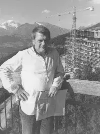 Portrait en noir et blanc de Bernard Taillefer.
