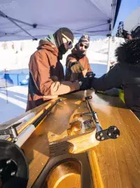 Animation biathlon avec carabine laser sur un stand en station de ski aux Arcs