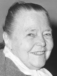 Portrait en noir et blanc de Charlotte Perriand.