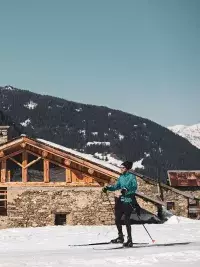 Un fondeur en plein effort sur une piste de skating en altitude, montrant la technique puissante nécessaire pour cette discipline exigeante