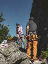 Grimpeurs préparant leur matériel d’escalade en pleine montagne aux Arcs