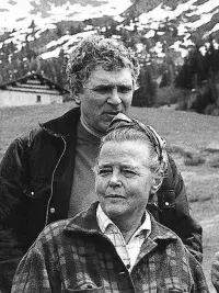 Pierre Faucheux, Charlotte Perriand et Jean Prouvé réunis en extérieur.
