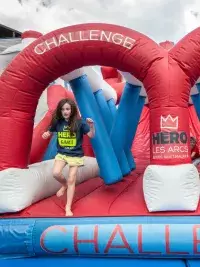 Enfants jouant sur parcours gonflable Hero Les Arcs