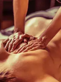 Massage relaxant en intérieur dans une ambiance chaleureuse