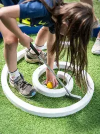 enfant mini golf Les Arcs précision trou balle activité famille