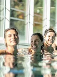 Groupe de nageurs dans la piscine intérieure du Centre Nautique de Bourg Saint Maurice