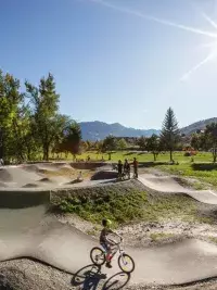 Pumptrack en plein soleil avec vue sur les montagnes aux Arcs