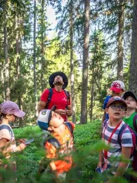 groupe enfants randonnée nature forêt Les Arcs montagne
