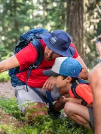 randonnée famille en forêt aux Arcs observation nature enfant