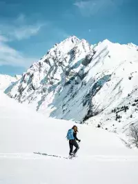 Paysage de montagne enneigée avec randonneur en raquettes aux Arcs