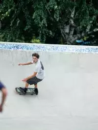 Jeune skateur dans un bowl au skatepark des Arcs
