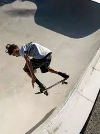 Skateur réalisant une figure dans un skatepark en montagne aux Arcs