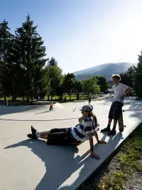 Jeunes en session skate au skatepark des Arcs en été