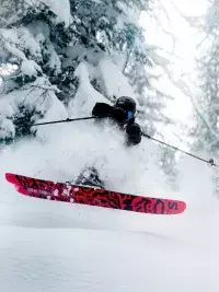 Skieur évoluant dans la poudreuse au cœur des paysages enneigés des Arcs