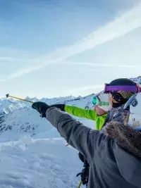 Ski sur piste vierge lors de l’activité First Tracks aux Arcs