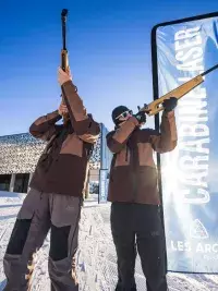 Participants tirant à la carabine laser lors d’une activité biathlon aux Arcs en montagne
