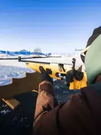 Gros plan sur une personne visant avec une carabine laser en activité biathlon en montagne