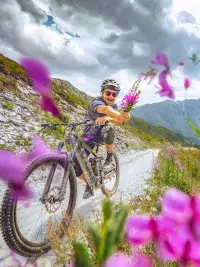 VTT électrique aux Arcs avec fleurs de montagne en été