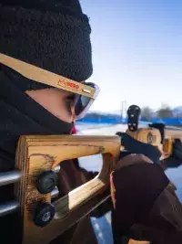 Tir à la carabine laser sur cible lors d’une activité hivernale en station de ski